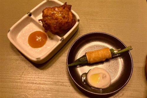 Zucchini Beignet, Sauce Kardamom Curry und frische Herbstkräuter Rolle &amp; Joghurt Dip.
