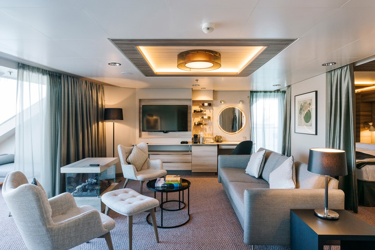 Eine »Expedition Suite« mit Balkon auf der Fridtjof Nansen, dem neuesten Schiff der Hurtigruten-Flotte.