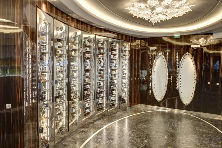 MS The World Luxury Residences: An Bord ist alles für einen glamourösen und zugleich fachlich perfekt servierten Weingenuss vorhanden.