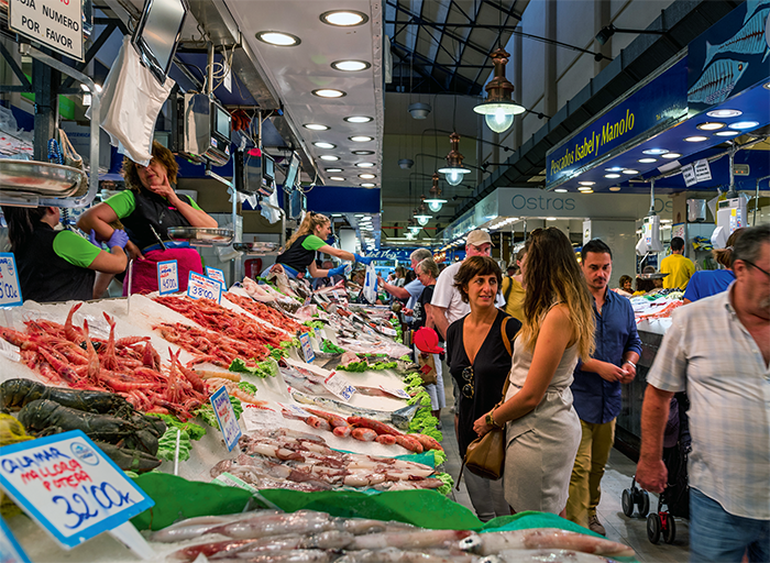 In der Markthalle Mercat de l’Olivar in Palma findet man frische Produkte der Insel. An vielen Ständen können Besucher auch gleich etwas essen und trinken.