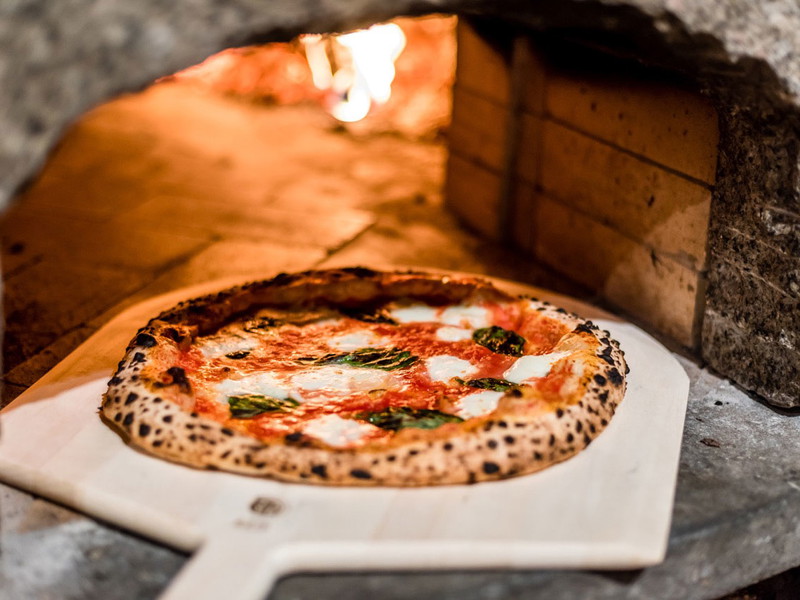 Die Pizza aus dem hauseigenen Steinofen hat den Betreibern zufolge großes Potenzial, sich zum Dauerbrenner zu entwickeln.