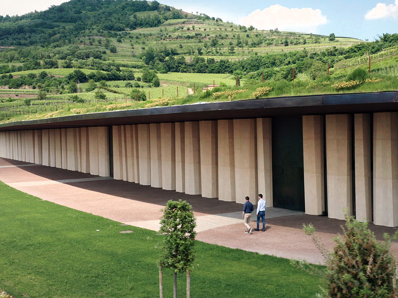 Der neue Keller von Pieropan ist eine Augenweide. Das mächtige Gebäude wurde  so kunstvoll in die Landschaft gesetzt, dass es von weitem kaum auffällt. 
