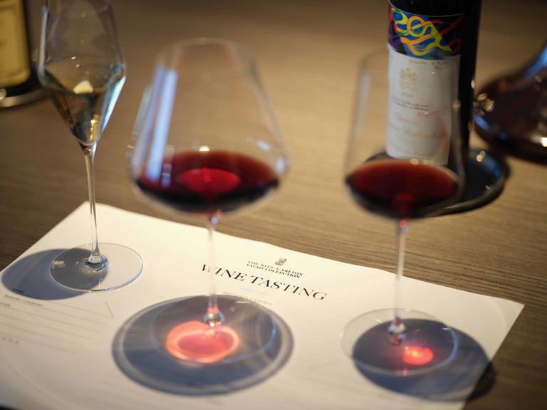 Geführte Wine Tastings (hier auf der Evrima / Ritz Carlton Yacht Collection) gehören auf vielen Schiffen zum Angebot an Bord.