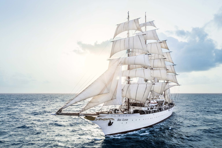 Die edel eingerichtete »Sea Cloud« nimmt Gäste, die sich das Besondere wünschen, mit auf einen Segeltörn in der Karibik.