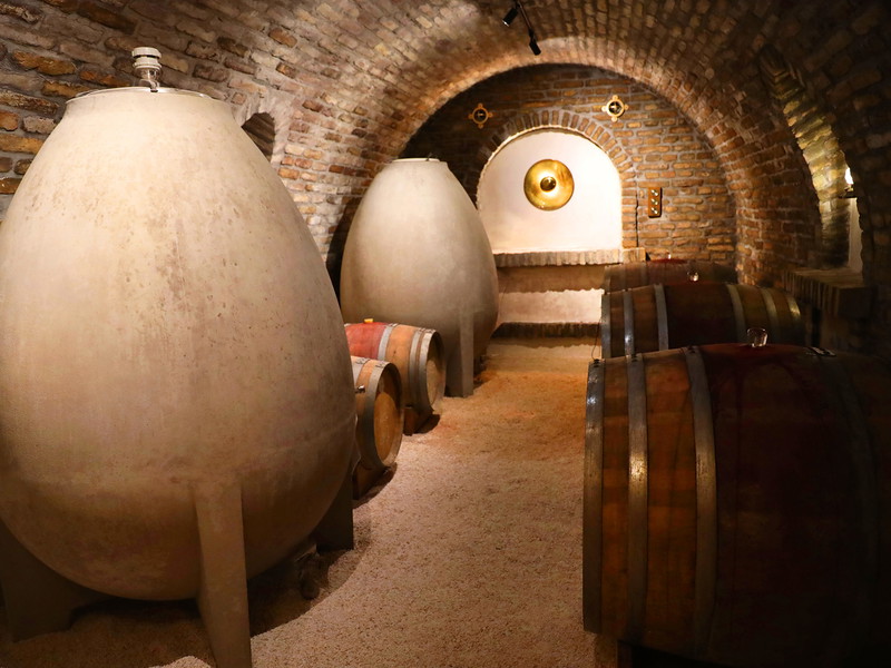 Am Weingut Petra wird mit unterschiedlichen Fasstypen und Gefäßen experimentiert.