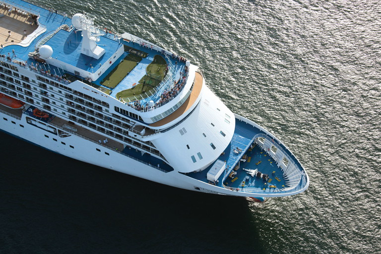 Majestätisch weiß leuchtet die Seven Seas Voyager im Hafen von Rio de Janeiro. 