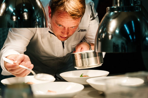 Der »Winzerhof« ist heute vor allem Weinrestaurant:  Multitalent Christian Stahl wird inzwischen von zwei Köchen unterstützt.