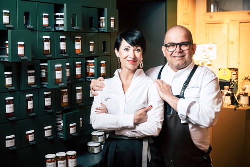 Ihr täglicher Kernölverbrauch erstaunt: Haubenkoch Hans Peter Fink und Gattin Bettina Fink-Haberl sind im Vulkanland gastronomisch die Nummer Eins.
