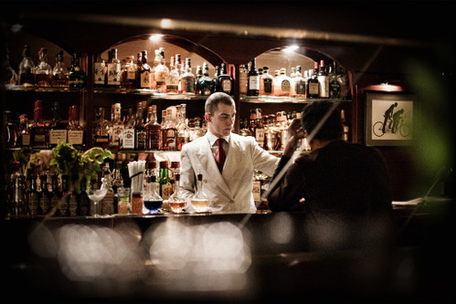 Die »Dry Martini Bar« ist legendär. Genaus wie das Hotel »Mandarin Oriental« (u.). Dieses befindet sich in einer ehemaligen Bank und wurde von Star-Architektin Patricia Urquiola umgestaltet.