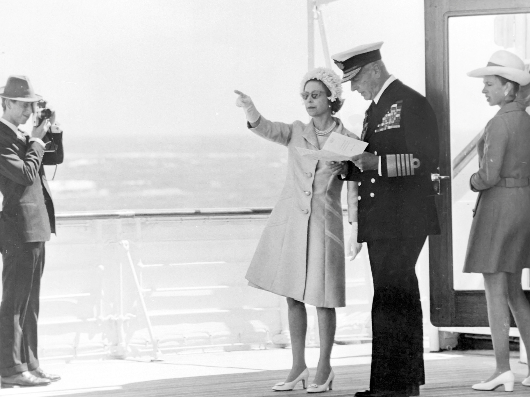 Als Oberhaupt einer Seefahrernation hatte Königin Elizabeth II. schon von Berufs wegen zeit ihres Lebens eine enge Verbindung zum Meer. Hier ist sie im Jahr 1969 mit ihrem damaligen Flottenadmiral, Lord Louis Mountbatten, an Bord der königlichen Yacht Britannia 