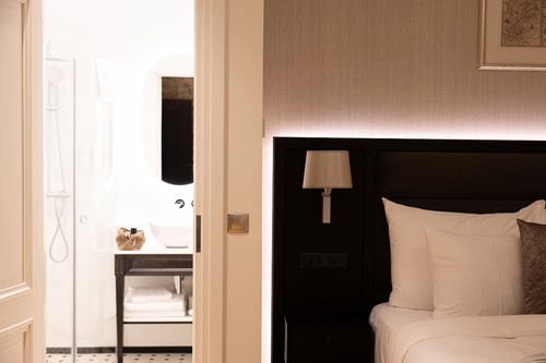 Room 202 in Nunne Hotel.