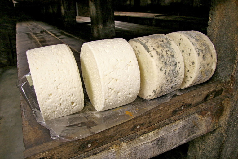 Laut AOP-Regelbuch müssen die Roquefort­käse in den Combalou-Höhlen reifen.