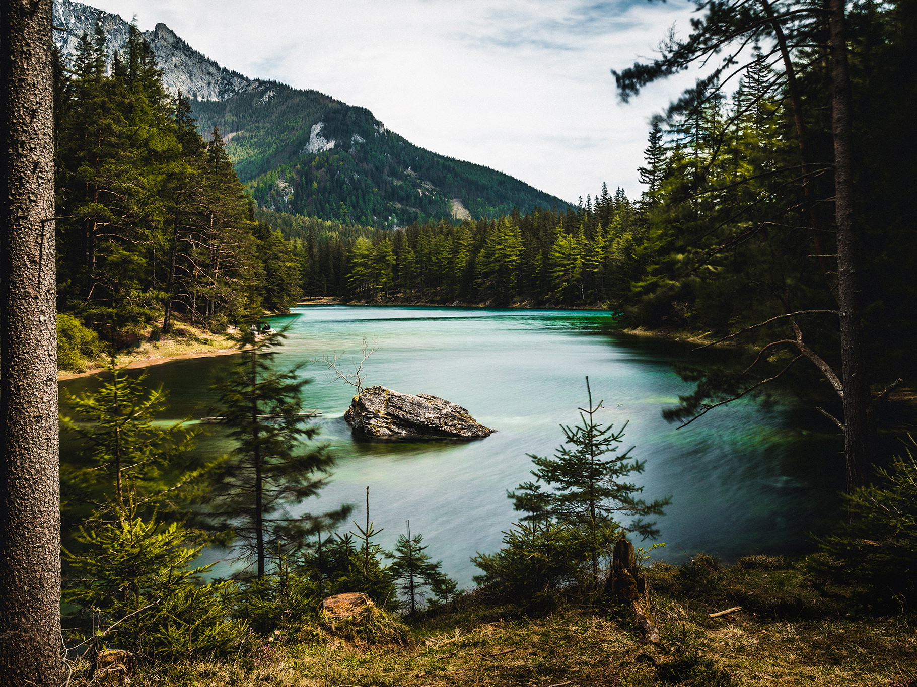 Der Grüne See ist eingebettet in eine wunderschöne Wald- und Berglandschaft und wirkt mystisch und märchenhaft. Er zählt zu den schönsten Seen der Welt.