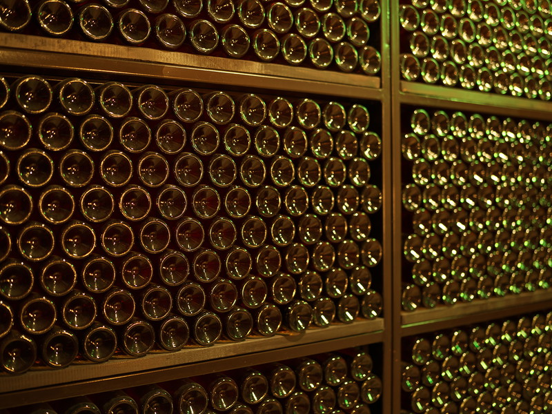 Bei österreichischem Sekt reichen die  Rebsorten von Welschriesling über Muskatsorten bis zum Traminer, die hier ihre klassischen Sortenmerkmale von ihrer sprudelnden Seite zeigen.