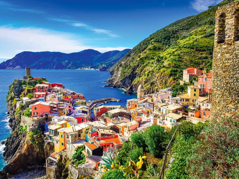 Vernazza gehört zu den Ortschaften der Cinque Terre. An den steilen Hängen findet Weinbau statt.