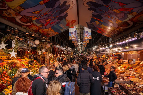 Der bunte Mercat de La Boqueria ist bei Einheimischen und Touristen gleichermaßen beliebt. Hier gibt es Lebensmittel zu kaufen – man kann aber auch direkt vor Ort speisen.