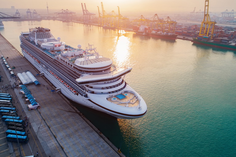 Auch wenn ein Luxusliner im Hafen anlegt, bleiben alle mit fossilen Brennstoffen befeuerten Stromgeneratoren in Betrieb. Das soll sich mit neuen Hafenkonzepten ändern.