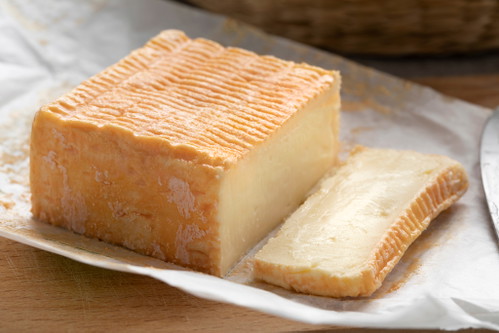 Typisch für den deutschen Limburger 
sind seine rechteckige Form 
und sein relativ fester Käseteig.