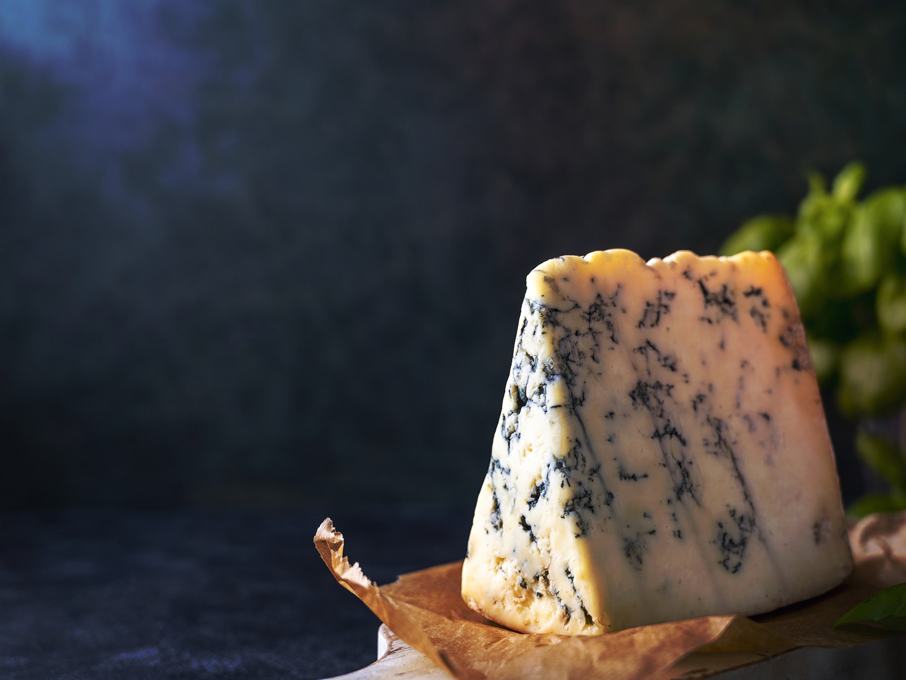 In Frankreich ist Roquefort eine der beliebtesten Käsesorten. Sein geschmacklich intensiver, salziger und leicht brüchiger Teig ist von blauem Edelschimmel durchzogen.