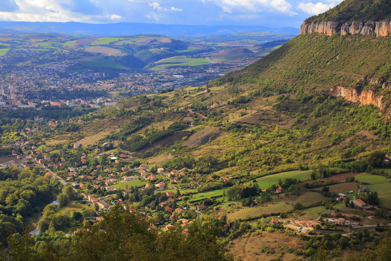 Roquefort-sur-Soulzon liegt in der spärlichen Landschaft der Hochebene »Causse du Larzac«. Hier grasen auch die Schafe, aus deren Milch der Käse hergestellt wird.