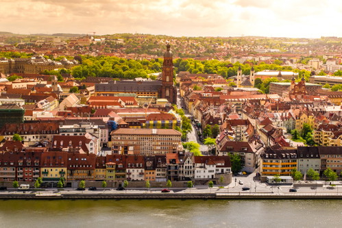 Blick über den Main auf die Altstadt von Würzburg.