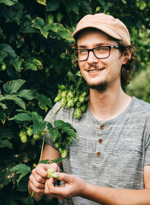 Altes Brot oder Mais kommen bei Erik Kühnelt ebenso in den Braukessel wie Kräuter aus dem eigenen Garten im Steirischen Thermen- &amp; Vulkanland.