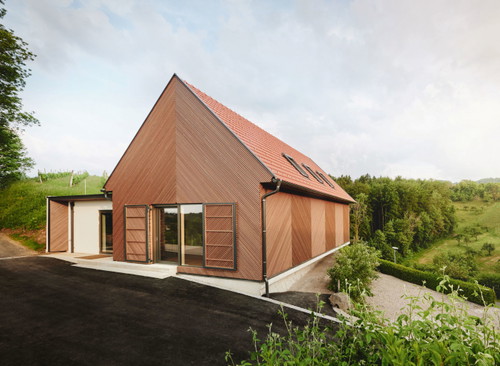 Once a workshop building on a hillside, now the new seminar house in a quiet, secluded location on the Pössnitzberg, where work can be moulded into new forms.