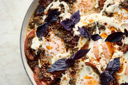 Auberginen-Shakshuka mit Sesamjoghurt.