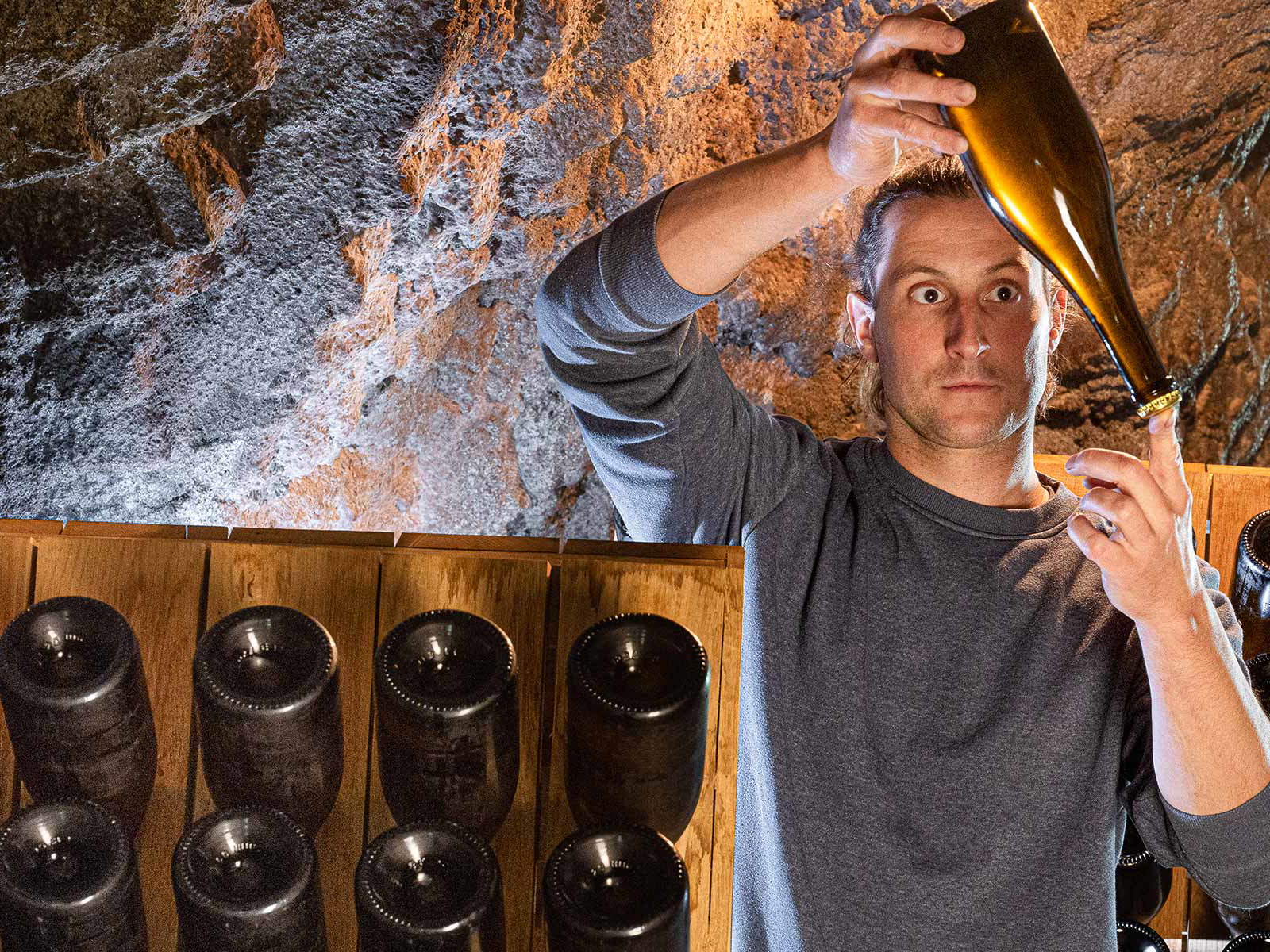 Patrick Adank aus Graubünden gehört zu den besten Schaumweinmachern der Schweiz. Auch 2023 steht der Adank Brut bei der Falstaff-Trophy ganz vorne.