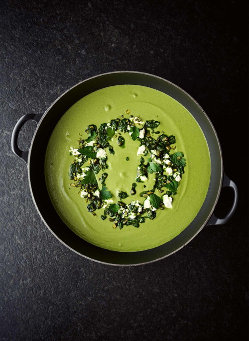 Petersiliensuppe mit Zimt und Ziegenkäse. 