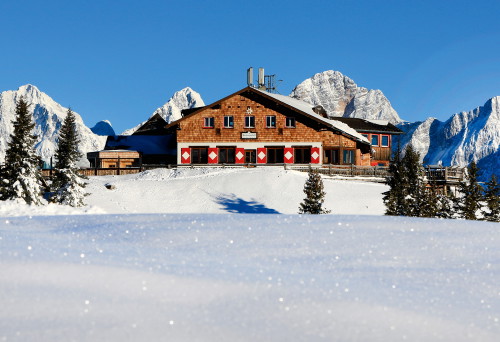 Auf 1852 Meter Seehöhe bietet die Hochwurzen Hütte seit über 100 Jahren eine gemütliche Atmosphäre mit grandiosem Ausblick. 