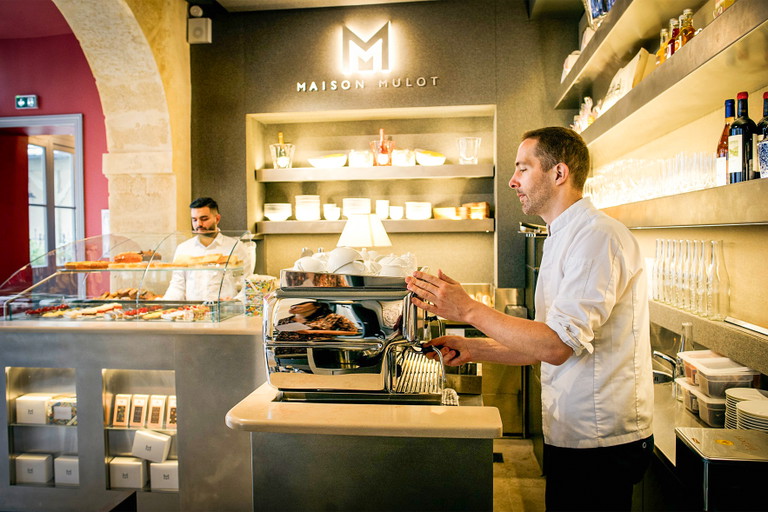 The "Café Mulot" is the perfect place to relax after a walk along the Seine.
