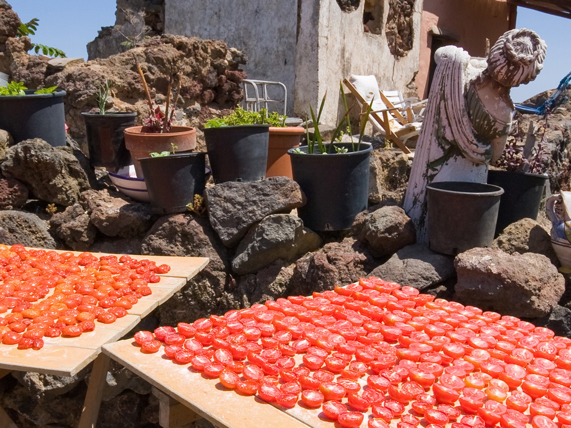 Tomaten, zum Reifn ausgelegt auf der Insel Lipari