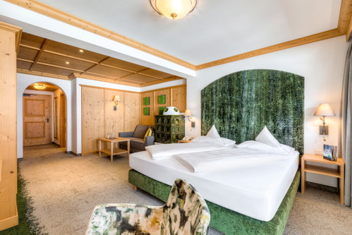 Im Vier-Sterne-Superior-Hotel »Alpenhof« treffen Zimmer im komfortablen Landhausstil auf feinste Kulinarik und eine 2800 m2 große Spa-Landschaft.