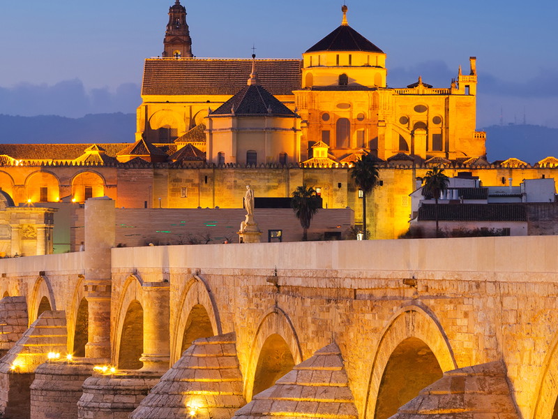 Brücke über den Fluss Guadalquivir in Cordoba, Andalusien