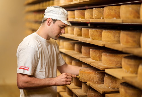 Während der Reifephase werden die Käselaibe regelmäßig überprüft. So garantieren Käser wie Lucas Meier, dass nur die besten Appenzeller Käse verkauft werden.