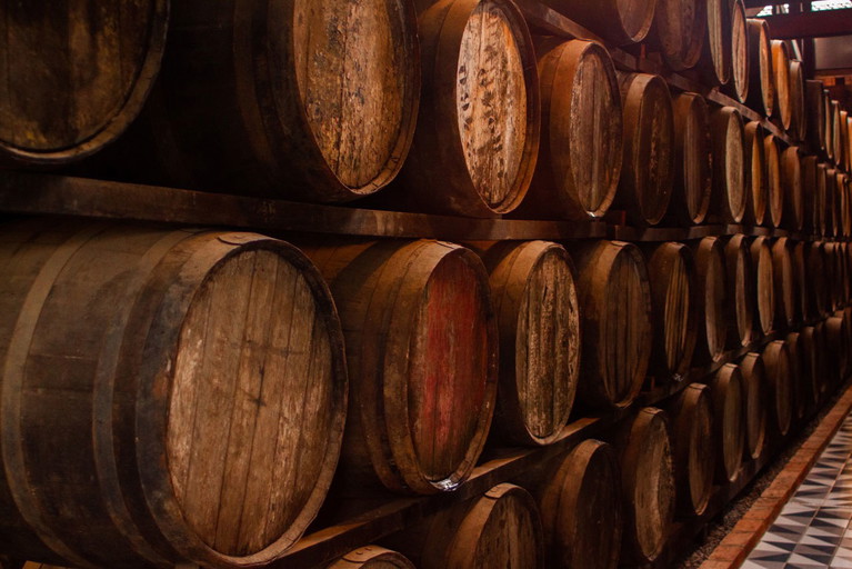 in Holzfässern gereift – Ausmasse wie hier auf Martinique haben die hiesigen Rumlager noch nicht, doch viele Destillerien bauen ihre Produktion aus.