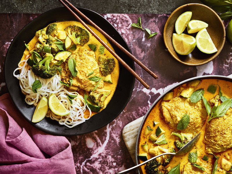 Chicken drumsticks with red curry.