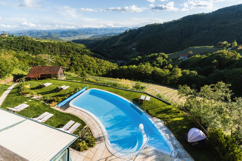Entspannen im »Weinhotel Kappel« in Kitzeck: im Meerwasser-Pool mitten im Weingarten mit der sogenannten Vinotherapie – Schönheit und Vitalität aus der Traube innen wie außen.