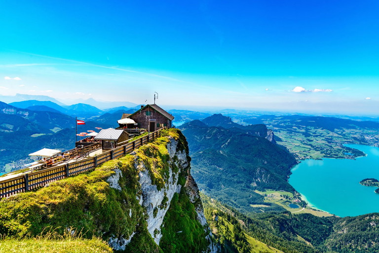 Egal, ob man den Gipfel des Schafbergs zu Fuß oder per Bahn erklimmt, das Salzkammergut liegt einem zu Füßen.