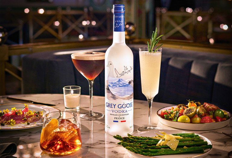 Grey Goose Espresso Martini: 4 cl Wodka, 2 cl frischer Espresso, 2 cl Kaffeelikör, 1 Prise Fleur de Sel
