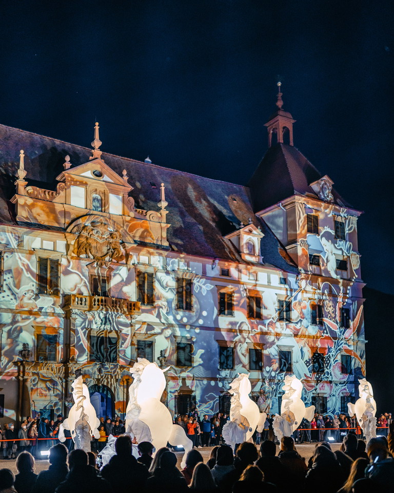 Die »Fiers à Cheval« von »Compagnie des Quidams«  verzauberte 2021 mit einer fantastischen Herde galoppierender Pferde, die hell und stolz in den Grazer Nachthimmel leuchteten.
