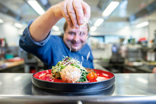 Überlieferte Osttiroler Rezepte werden von Chefkoch Michael Karl mit einer Portion mediterraner Genussfreude neu interpretiert und mit Blick auf die Piste serviert. 