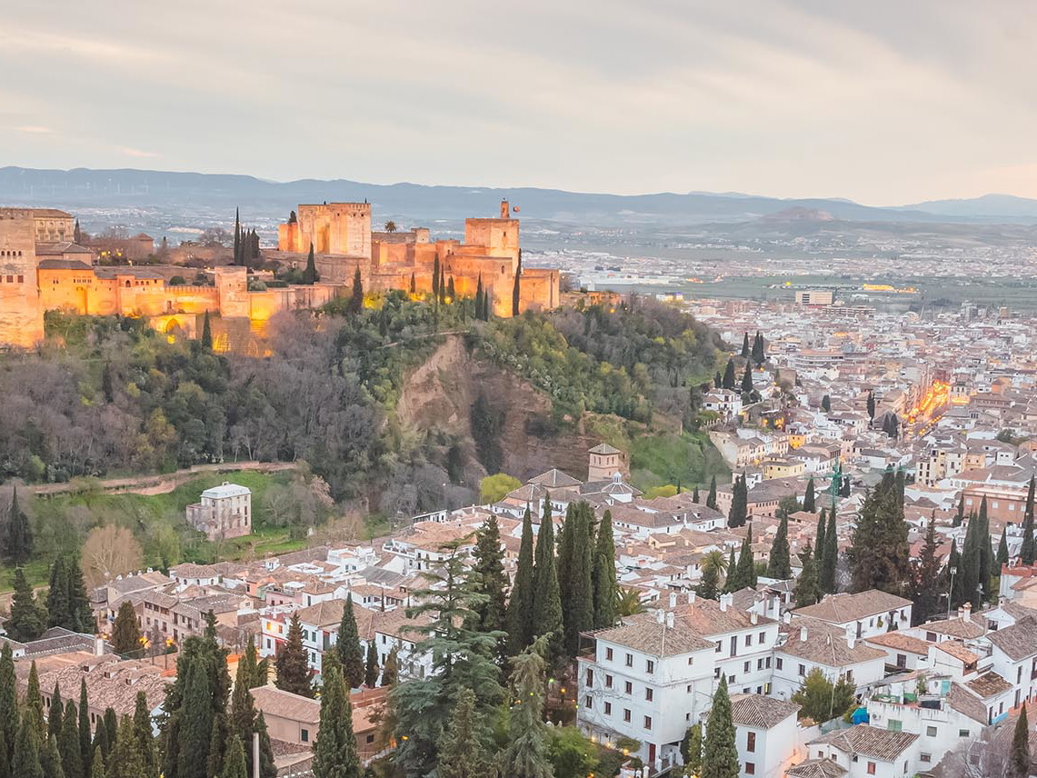 Alhambra und das historische maurische Viertel Albaicín in Granada