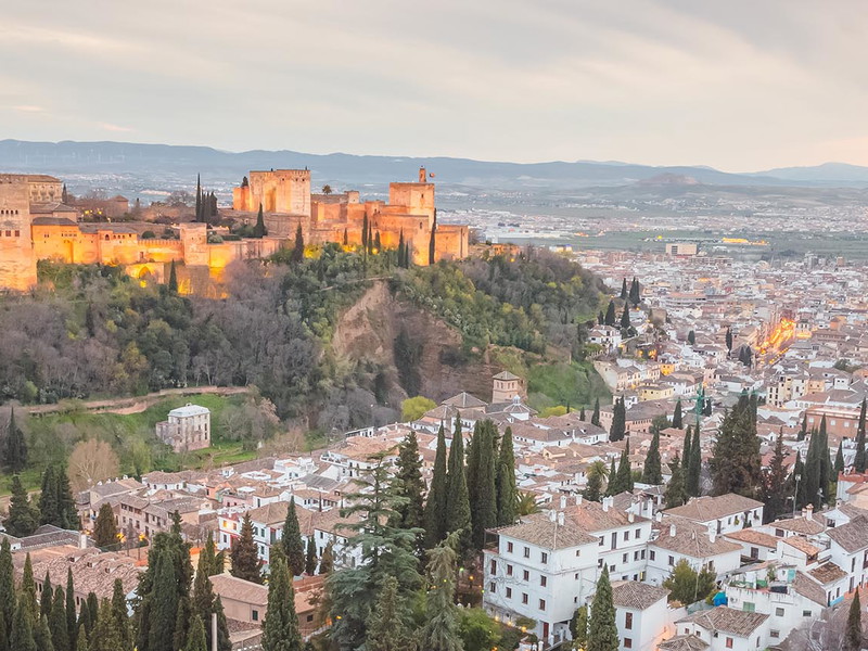 Alhambra und das historische maurische Viertel Albaicín in Granada