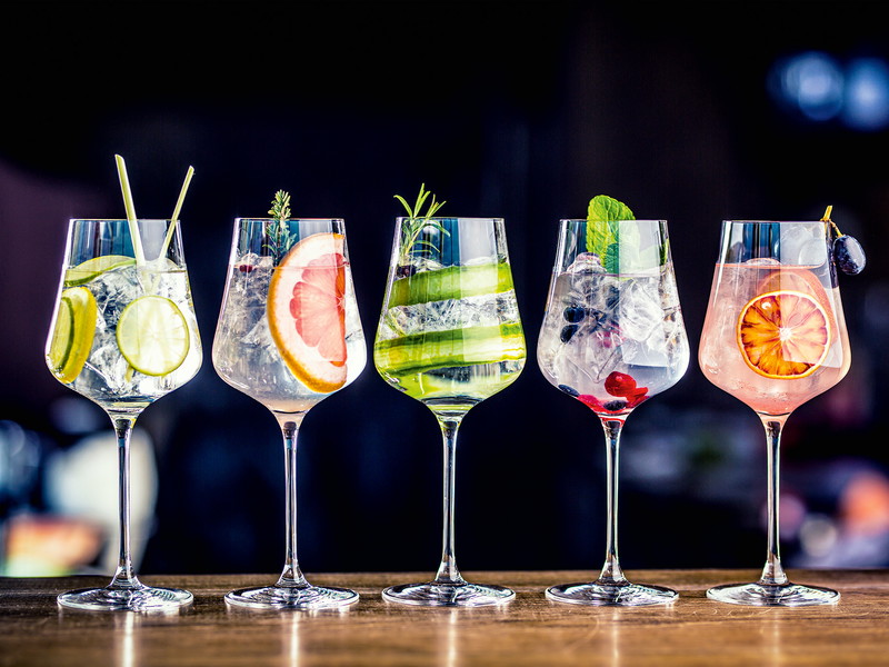 Mit Gurke, Grapefruit oder klassischer Zitronenzeste? Die geschmacklichen Akzentuierungen des  Gins beginnen aber nicht erst im Glas.