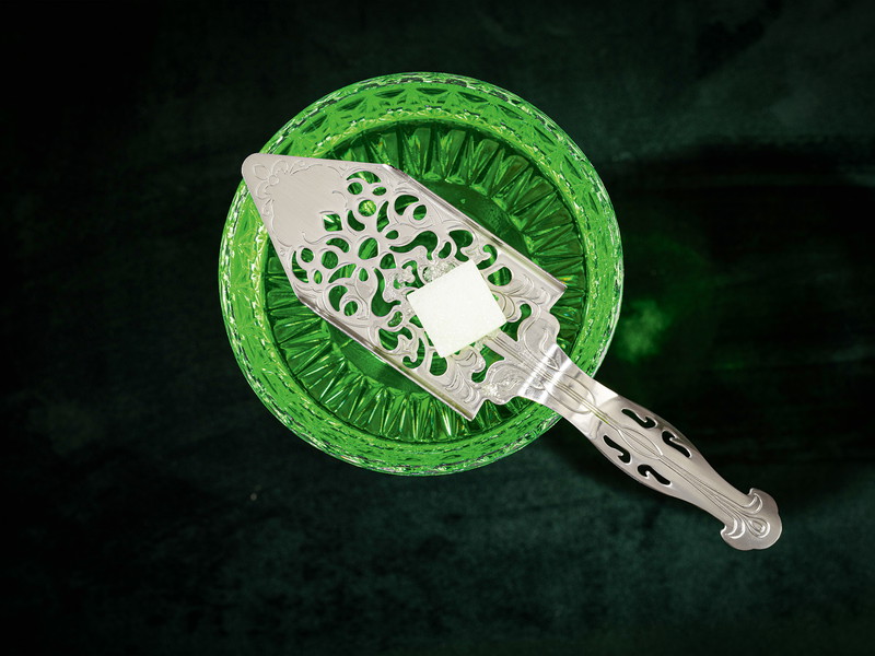 Dieser gelochte Löffel wurde speziell fürs Absinth-Ritual entwickelt. Er wird mit einem Stück Würfelzucker auf dem Glas platziert, darauf wird Wasser geträufelt. Durch das Zuckerwasser wird der Absinth bekömmlicher.