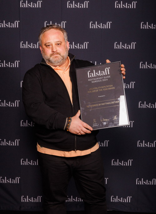 Matthias Diether bei der Auszeichnung des Falstaff Nordic-Guides.