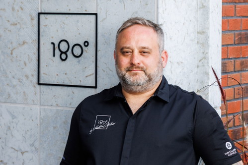 Matthias Diether vor seinem Restaurant «180 Degrees».