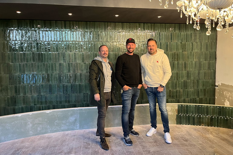 Danijel Ber, Lukas Cernega, Joachim Natschläger vor Ort bei den Renovierungen.